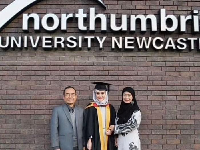 Momen ketika Trifty lulus kuliah di Inggris, didampingi oleh kedua orang tuanya viral di media sosial