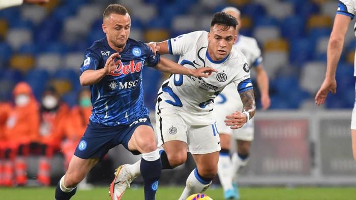 NAPOLI, ITALY - 2022/02/12: Lautaro Martíne (FC Inter) and Stanislav Lobotka (SSC Napoli ) compete for the ball during the Serie A match between SSC Napoli vs FC Internazionale at Stadio Diego Armando Maradona. Final score: 1-1. (Photo by Agostino Gemito/Pacific Press/LightRocket via Getty Images)
