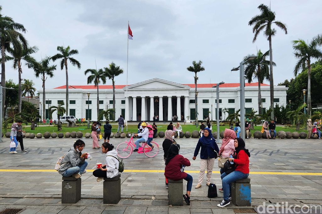 Keramaian masih terlihat di Kota Tua Jakarta, Selasa (3/1/2023). Hal ini karena sebagian anak sekolah belum masuk dan berwisata ke tempat ini.