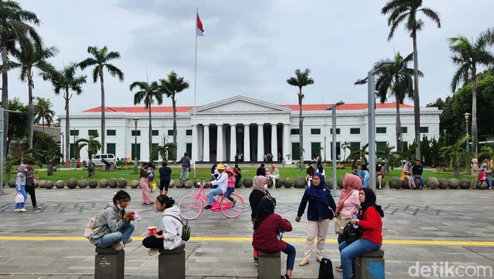Keramaian masih terlihat di Kota Tua Jakarta, Selasa (3/1/2023). Hal ini karena sebagian anak sekolah belum masuk dan berwisata ke tempat ini.