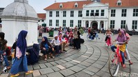 Mereka juga berkeliling Kota Tua dengan sepeda sewaan.