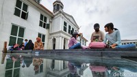Atau sekedar duduk-duduk menikmati suasana Jakarta tempo dulu.