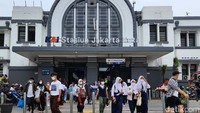 Mereka datang ke Kota Tua via Stasiun Jakarta Kota.