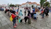 Warga ramai berlibur dengan menikmati suasana Kota Tua, Jakarta, Selasa (3/1/2023).