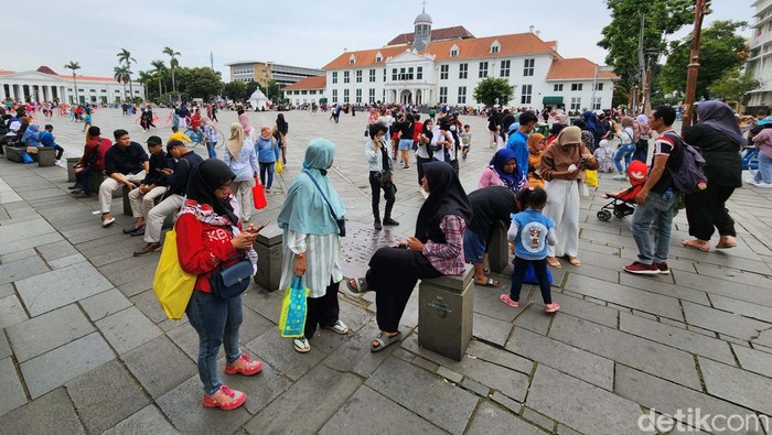 Nataru Telah Berlalu, Kota Tua Jakarta Masih Ramai Pengunjung Keramaian masih terlihat di Kota Tua Jakarta, Selasa (3/1/2023). Hal ini karena sebagian anak sekolah belum masuk dan berwisata ke tempat ini.