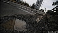 Intensitas hujan yang tinggi beberapa pekan ini mengakibatkan jalan rusak dan berlubang.