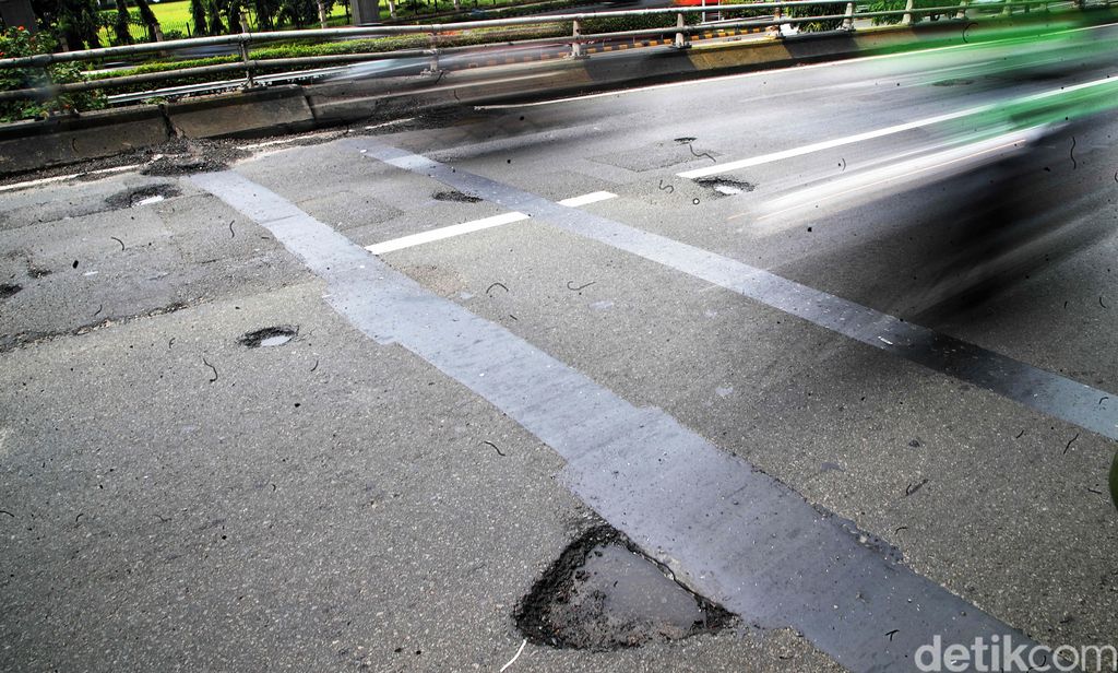Pengendara diimbau waspada terhadap banyaknya lubang di jembatan layang Pancoran, Jakarta, Selasa (03/01/2023). Jalan berlubang ini bisa menyebabkan masyarakat celaka.
