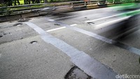 Lubang di lokasi itu berada di tengah jalan dengan kedalaman 10-15 centimeter.