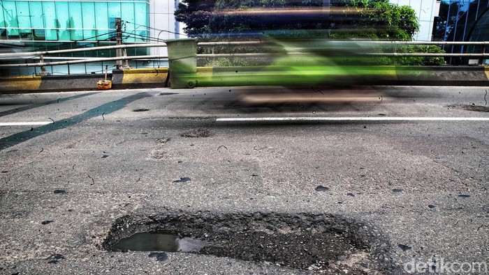 Pengendara diimbau waspada terhadap banyaknya lubang di jembatan layang Pancoran, Jakarta, Selasa (03/01/2023). Jalan berlubang ini bisa menyebabkan masyarakat celaka.