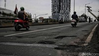 Hingga saat ini belum adanya perbaikan dari kondisi jalan yang berlubang oleh petugas terkait.