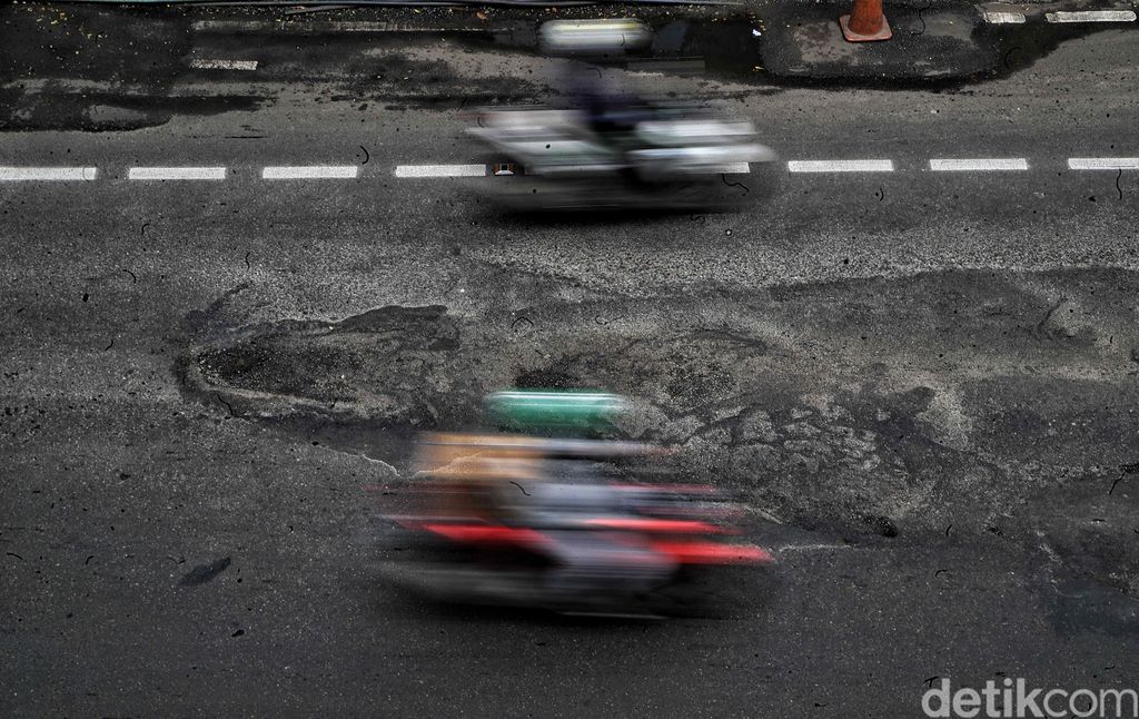 Pengendara diimbau waspada terhadap banyaknya lubang di jembatan layang Pancoran, Jakarta, Selasa (03/01/2023). Jalan berlubang ini bisa menyebabkan masyarakat celaka.