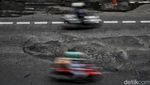 Hati-hati Gaes, Jalan Layang Pancoran Banyak Lubang dan Membahayakan