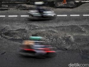 Hati-hati Gaes, Jalan Layang Pancoran Banyak Lubang dan Membahayakan