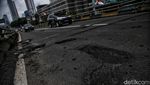 Hati-hati Gaes, Jalan Layang Pancoran Banyak Lubang dan Membahayakan