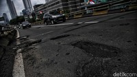 Gara-gara banyaknya aspal jalan yang berlubang mengakibatkan pengendara motor banyak yang celaka.