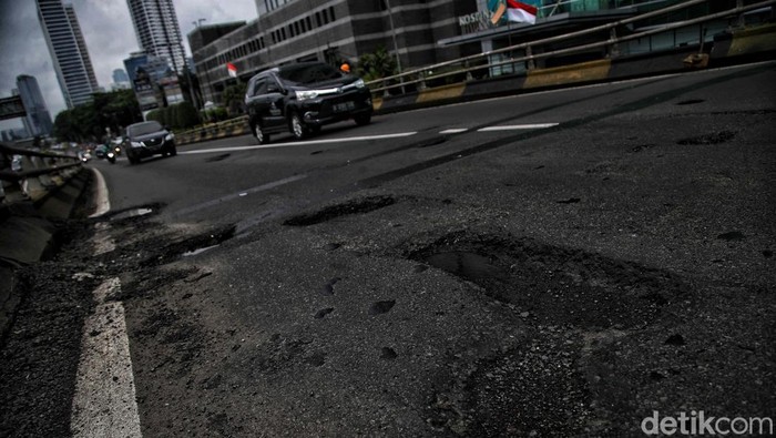 Ngeri, Jembatan Layang Pancoran Banyak Berlubang Pengendara diimbau waspada terhadap banyaknya lubang di jembatan layang Pancoran, Jakarta, Selasa (03/01/2023). Jalan berlubang ini bisa menyebabkan masyarakat celaka.