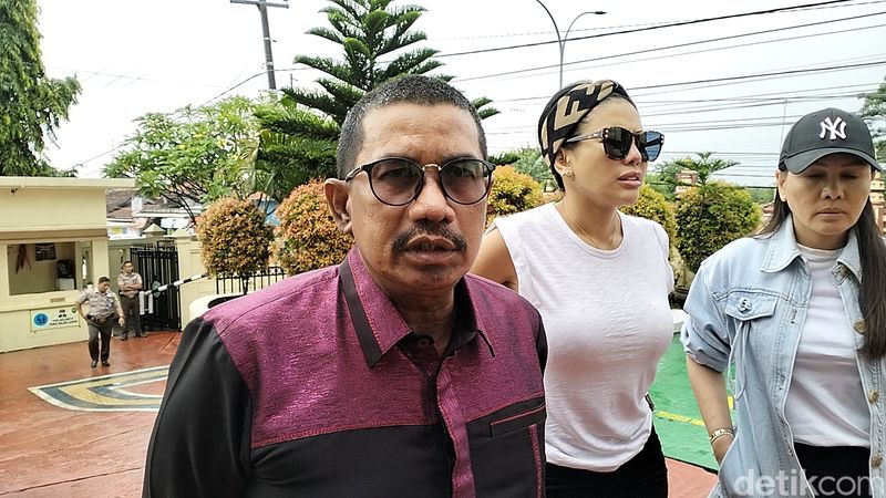 Nikita Mirzani dan Pengacaranya Fahmi Bachmid
