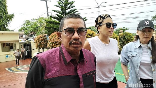 Nikita Mirzani dan Pengacaranya Fahmi Bachmid