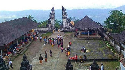 Objek Wisata Bukit Lempuyang yang terletak di Desa Adat Purwayu, Kecamatan Abang, Kabupaten Karangasem, Bali.