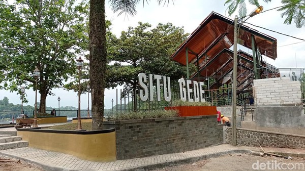 Kini bangunan food court dari Situ Gede sudah selesai dibangun. Food court ini menghadap langsung ke Situ Gede (Faizal Amiruddin/detikJabar)