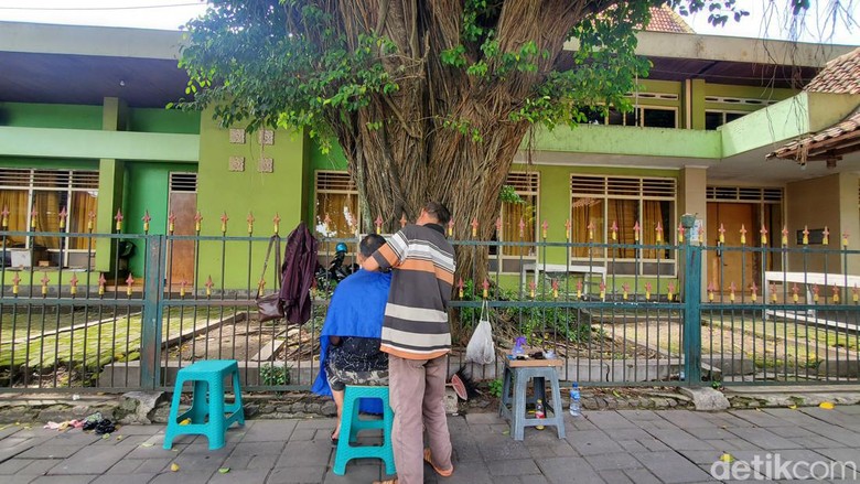 Pangkas rambut di bawah beringin Alun-alun Utara Jogja Pangkas rambut di bawah beringin Alun-alun Utara Jogja. Foto diambil Minggu (1/3/2023).