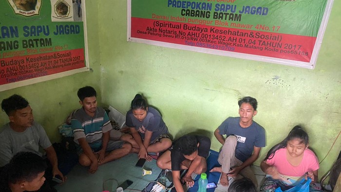 Para Pekerja Migran Indonesia (PMI) ilegal yang ditampung di rumah berkedok padepokan di Batam. (Foto: Dok Ditpolarud Polda Kepri)