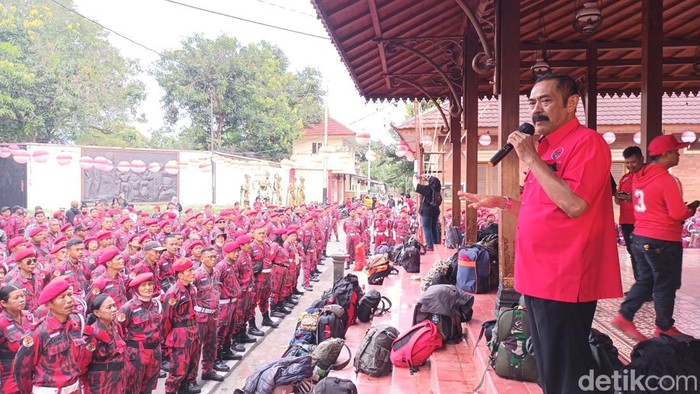 Ketua DPC PDIP Solo FX Hadi Rudyatmo saat memberikan arahan sebelum memberangkatkan satgas DPC PDIP ke Jakarta untuk hadiri HUT PDIP
