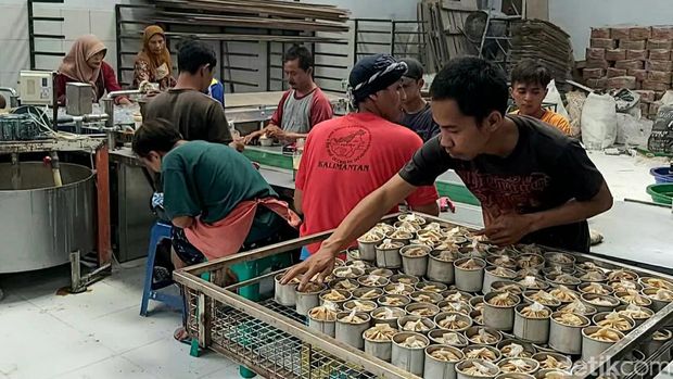Pekerja membuat kue keranjang di Tegal, Selasa (3/1/2023).