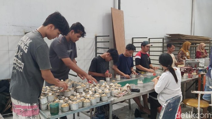 Pekerja membuat kue keranjang di Tegal, Selasa (3/1/2023).