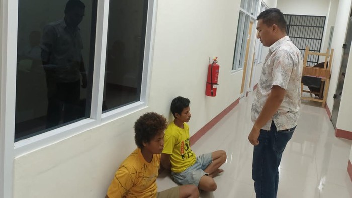 Dua tersangka penganiayaan berat hingga korban meninggal diamankan di Polres Manggarai Timur.
