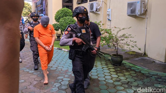 Pelaku penipuan modus lowongan kerja di bandara, PDD (28) saat digelandang polisi di Mapolres Gunungkidul, Selasa (3/1/2023).