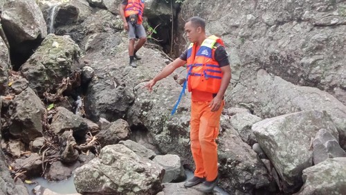 Tim SAR Gabungan saat menyusuri sungai Wae Ponto mencari korban yang hilang pada malam Natal di Manggarai Barat, NTT.