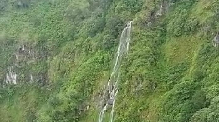 Penampakan air terjun di objek wisata Girpasang puncak Gunung Merapi di Desa Tegalmulyo, Klaten.