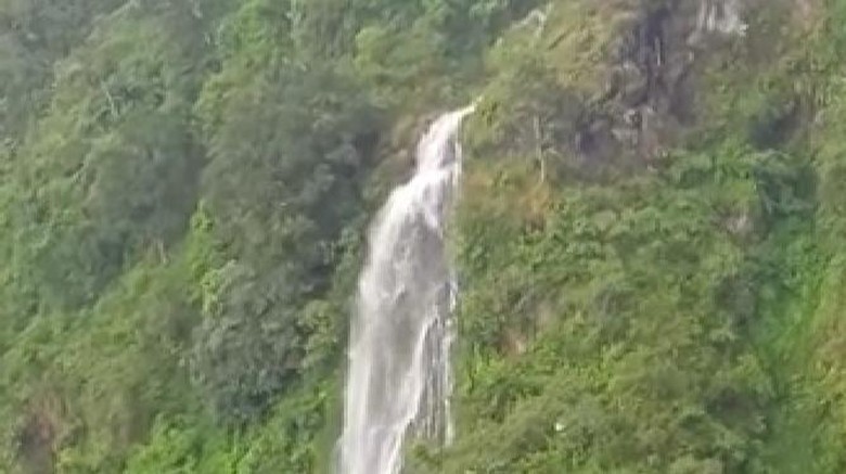 Penampakan air terjun di objek wisata Girpasang puncak Gunung Merapi di Desa Tegalmulyo, Klaten. Penampakan air terjun di objek wisata Girpasang puncak Gunung Merapi di Desa Tegalmulyo, Klaten.