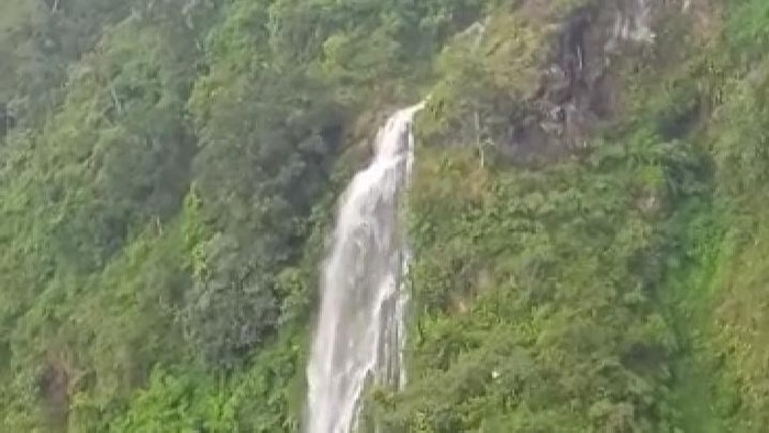 Penampakan air terjun di objek wisata Girpasang puncak Gunung Merapi di Desa Tegalmulyo, Klaten.