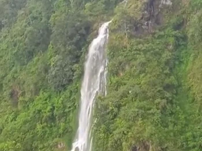Penampakan air terjun di objek wisata Girpasang puncak Gunung Merapi di Desa Tegalmulyo, Klaten.