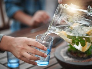 17 Manfaat Minum Air Putih untuk Kesehatan Tubuh Manusia
