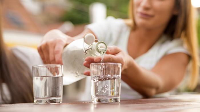 Viral Wanita Gugat Hotel Mewah usai Minum Air Mineral Terkontaminasi Sperma