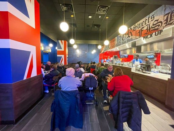 Pengalaman makan di Resto Gordon Ramsay, netizen ungkap tidak puas.