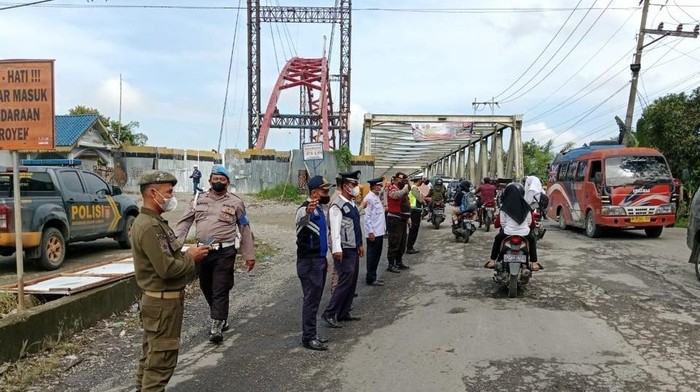 Pengamanan arus balik nataru di Jembatan Wampu Stabat, Kabupaten Langkat. (Dok Polres Langkat)