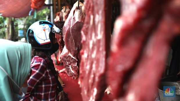 Penjual melayani pembeli di Pasar Jabon kawasan Jakarta, Selasa (3/1/2023). Harga daging sapi di DKI Jakarta di setelah Nataru  terpantau ada di harga tinggi. (CNBC Indonesia / Tri Susilo)