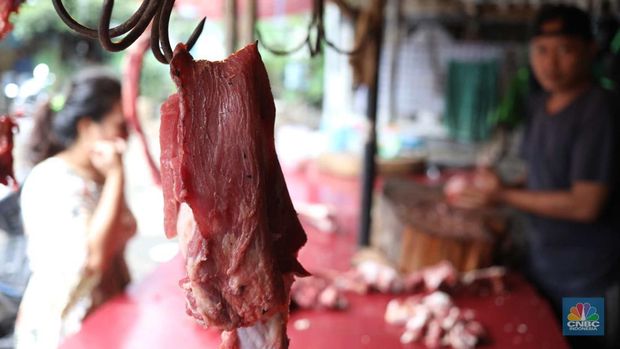 Penjual melayani pembeli di Pasar Jabon kawasan Jakarta, Selasa (3/1/2023). Harga daging sapi di DKI Jakarta di setelah Nataru  terpantau ada di harga tinggi. (CNBC Indonesia / Tri Susilo)