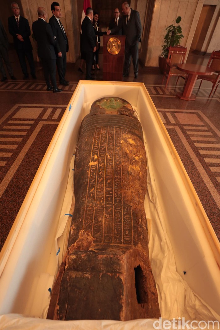 Penutup sarkofagus kayu yang dikembalikan AS ke Mesir