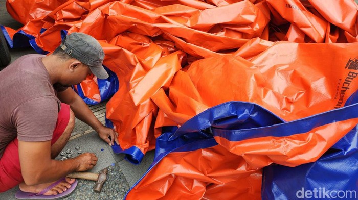 Musim hujan membawa berkah bagi pedagang terpal. Penjualan terpal plastik meningkat saat musim hujan ini.