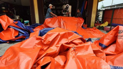 Permintaan Terpal Melonjak Saat Musim Hujan