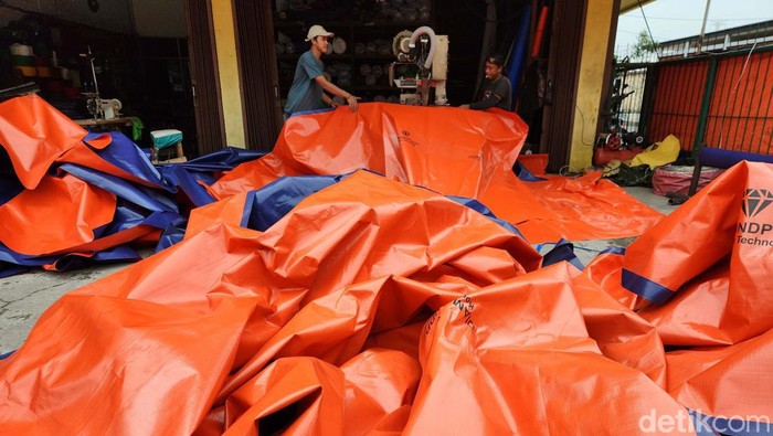 Musim hujan membawa berkah bagi pedagang terpal. Penjualan terpal plastik meningkat saat musim hujan ini.