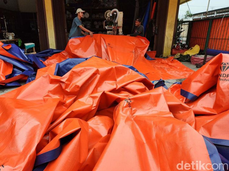 Permintaan Terpal Melonjak Saat Musim Hujan