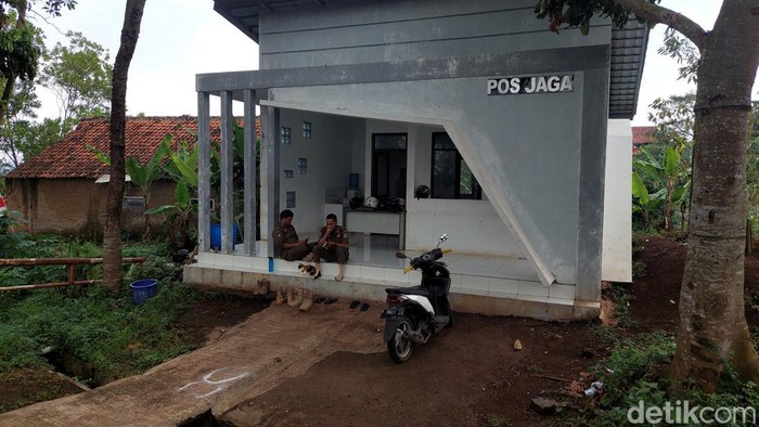 Personel Satpol PP KBB di Pos Jaga Pemda KBB
