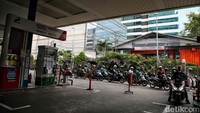 Antrean ini didominasi oleh para pengendara motor.
