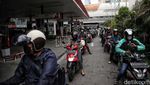 Pertamax cs Turun, Antrean di SPBU Mengular